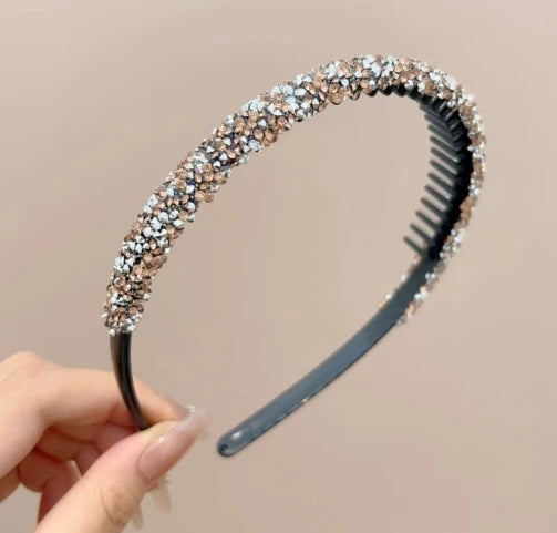 : 💎 Bandeau en Strass Denté – L’éclat qui tient en place ✨